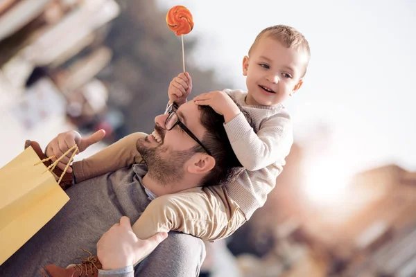 Porträtt Lycklig Far Ger Son Piggyback Rida Hans Axlar Söt — Stockfoto