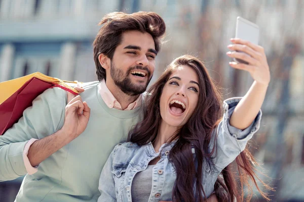 Pareja Feliz Tomando Selfie Con Smartphone Después Compras — Foto de Stock