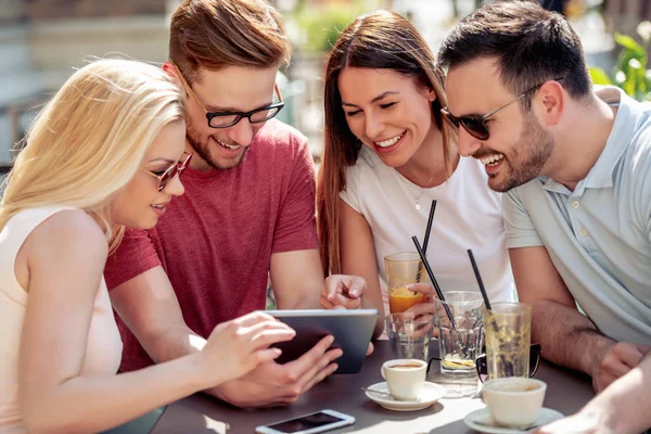 Grupo Alegre Amigos Divirtiéndose Cafetería — Foto de Stock