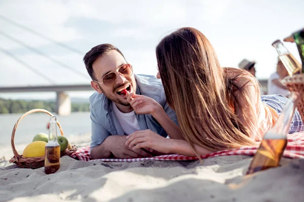 Retrato Pareja Feliz Playa Divirtiéndose — Foto de Stock