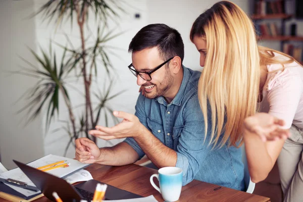 Junges Paar Arbeitet Hause Laptop — Stockfoto