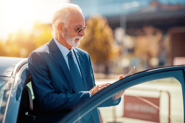 Homme Affaires Senior Confiant Debout Côté Voiture — Photo