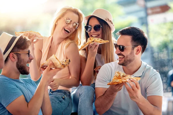 Grupp Glada Vänner Äter Pizza Park — Stockfoto