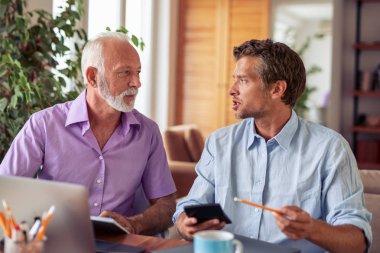 Yeni projede birlikte çalışan iki iş adamları.