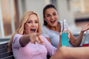 Kızlar eğleniyor ve kokteyller evde içme parti.