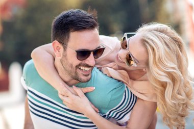 Çift eğleniyor. Şehirde kadın atçılık veren adam.