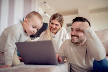 Genç çift evde ev finans laptop üzerinde modern oturma odasında.