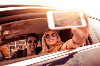 Yolculuğa birlikte zevk. Boş zaman, yolculuk, insanlar ve kavram seyahat-erkek ve kadın araba sürüş.