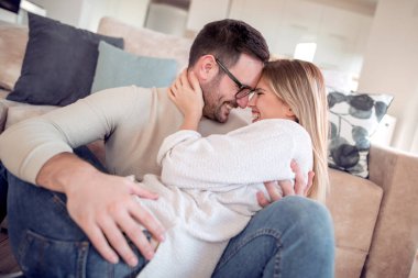 Mutlu aşk çift evde birbirine bakarak.