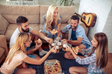 Arkadaşlar pizza yemek. Onlar evde parti, pizza yemek ve having fun.