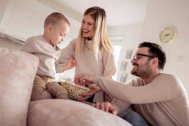 Genç çift evde ev finans laptop üzerinde modern oturma odasında.