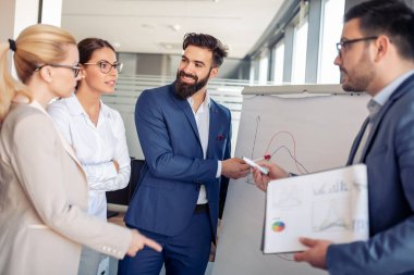 Başarılı iş grup yönetim kurulu odasında sunum.