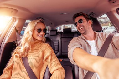 Yolculuğa birlikte zevk. Boş zaman, yolculuk, insanlar ve kavram seyahat-erkek ve kadın araba sürüş.