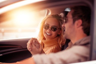 Yolculuğa birlikte zevk. Boş zaman, yolculuk, insanlar ve kavram seyahat-erkek ve kadın araba sürüş.