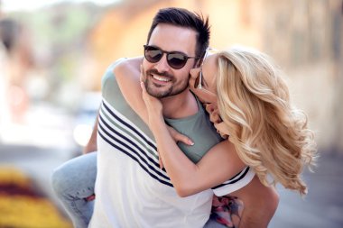 Çift eğleniyor. Şehirde kadın atçılık veren adam.