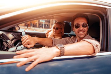 Yolculuğa birlikte zevk. Boş zaman, yolculuk, insanlar ve kavram seyahat-erkek ve kadın araba sürüş.