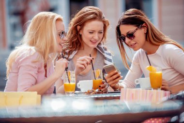 Üç kız arkadaş birlikte vakit, kafede kahve içme.