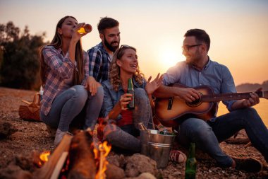 Sahilde kamp. Grup Genç arkadaşlar gece pikniği.