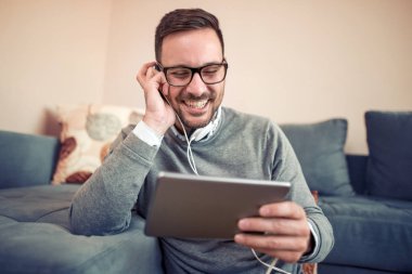 Evde rahatlatıcı, müzik adam. İnsanlar, müzik, ev ve yaşam tarzı kavramı.