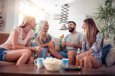 Futbol oyunu evde izlerken arkadaşlar.