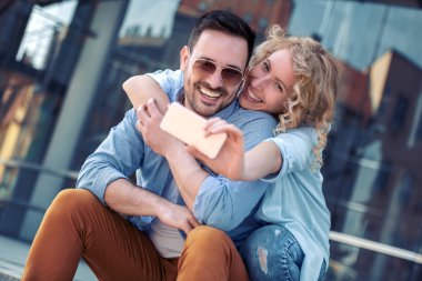 Yaz tatili, teknoloji, sevgi, ilişki ve kavram - çift alarak selfie şehrin akıllı telefon ile gülümseyen dating.