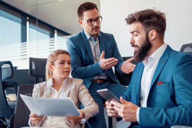 Başarılı bir iş grubu yeni proje üzerinde birlikte çalışma. 