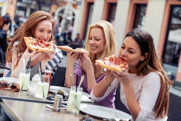 Három Lány Meg Időt Együtt Kávézó Pizzát Eszik — Stock Fotó