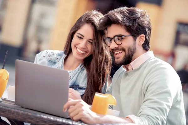 Paar Genießt Zusammen Café Mit Laptop — Stockfoto