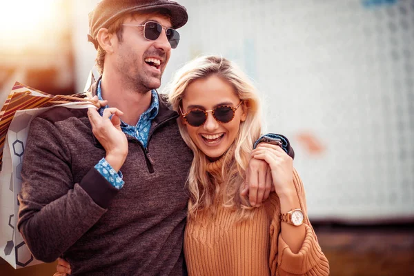 Retrato Pareja Feliz Con Bolsas Compras Después Comprar Ciudad — Foto de Stock