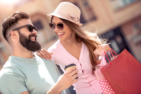 Joven Pareja Feliz Con Bolsas Compras Ciudad Pasan Buenos Momentos — Foto de Stock