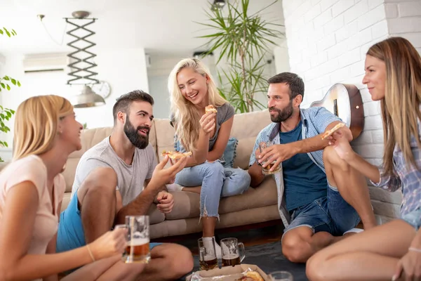 Amigos Comiendo Pizza Están Teniendo Una Fiesta Casa Comiendo Pizza — Foto de Stock