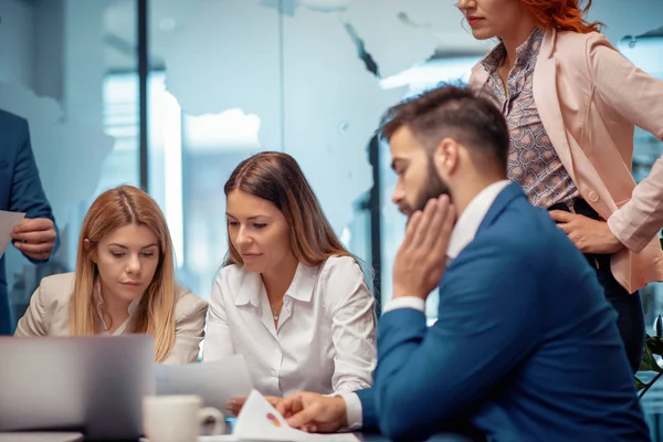 Geschäftsteam Arbeitet Besprechungsraum Büro Zusammen — Stockfoto