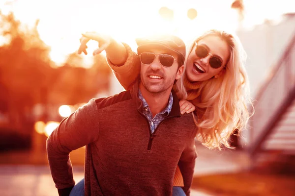 Pareja Joven Enamorada Caminando Ciudad Otoño — Foto de Stock