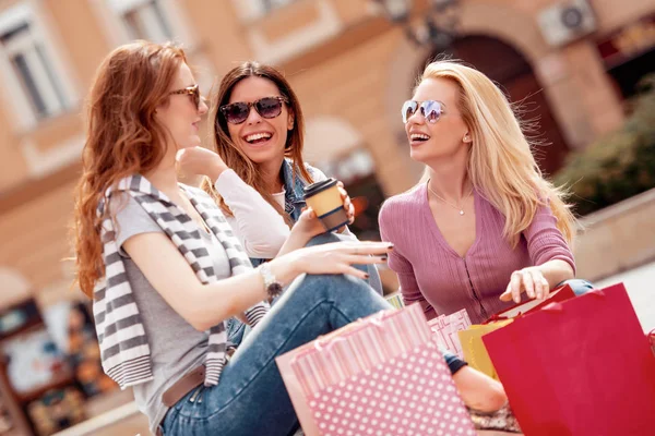 Felicidade Amigos Venda Diversão Conceito Sorrindo Mulheres Jovens Com Sacos — Fotografia de Stock