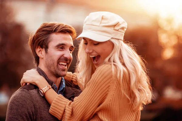 Pareja Joven Enamorada Caminando Ciudad Otoño — Foto de Stock