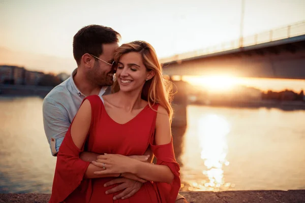 Gelukkig Jong Paar Hebben Plezier Buiten Glimlachen — Stockfoto