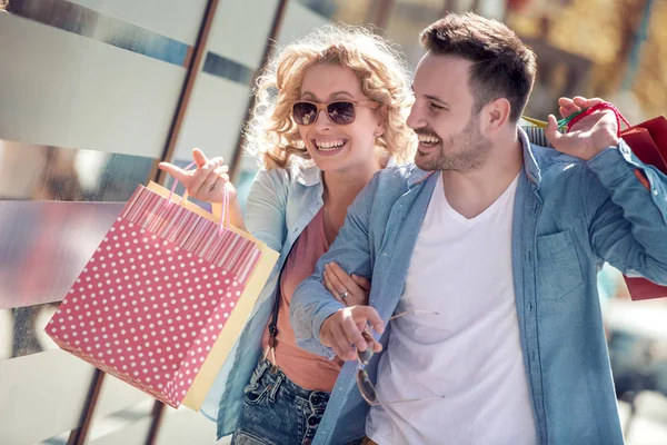 Vackra Unga Kärleksfulla Par Som Bär Shoppingväskor Och Njuter Tillsammans — Stockfoto