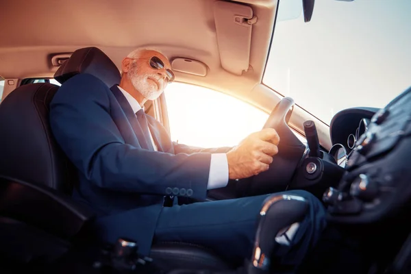 Άνθρωπος Στο Αυτοκίνητο Αυτοπεποίθηση Ανώτερος Επιχειρηματίας Οδήγηση Ενός Αυτοκινήτου — Φωτογραφία Αρχείου