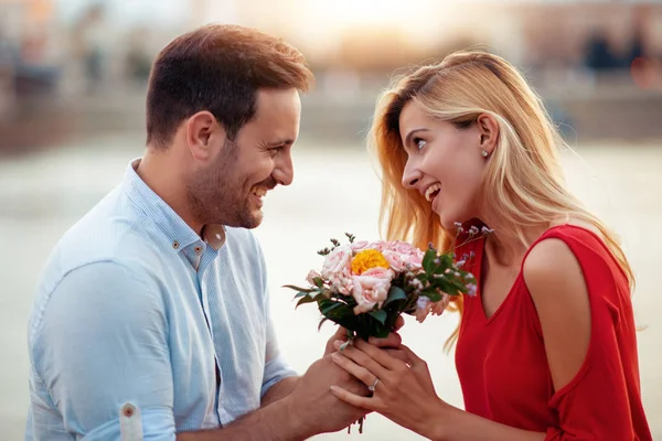 Gelukkig Jong Paar Hebben Plezier Buiten Glimlachen — Stockfoto