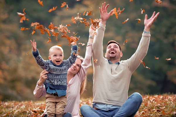 幸福的家庭玩叶在美丽的秋天公园 — 图库照片