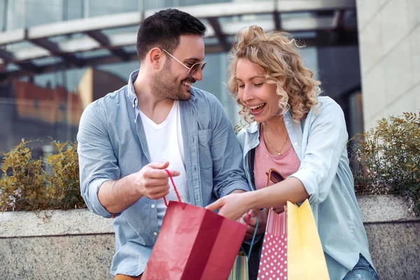 市内にショッピングバッグを持つカップルの肖像 愛と幸福の概念 — ストック写真