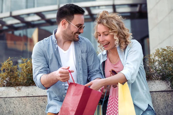 Retrato Una Pareja Con Bolsas Compras Ciudad Concepto Personas Venta —  Fotos de Stock