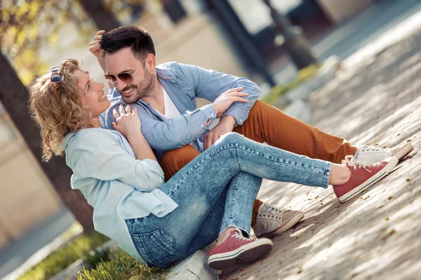 Mooie Jonge Paar Praten Buiten Zitten Glimlachen — Stockfoto