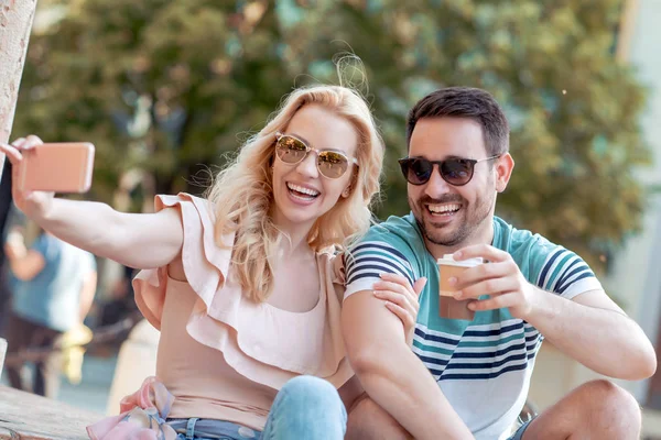 Beau Jeune Couple Prenant Selfie Avec Téléphone Intelligent Dans Ville — Photo
