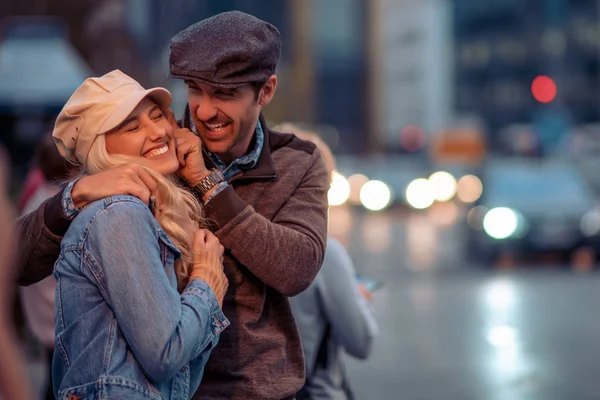 Retrato Una Feliz Pareja Joven Disfrutando Una Noche Ciudad — Foto de Stock