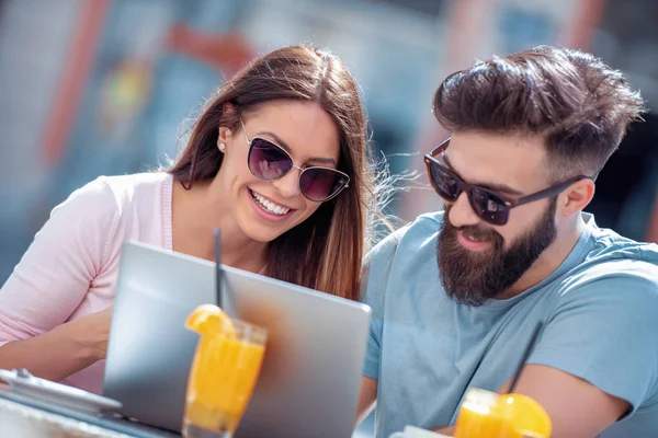 Junges Paar Beim Kaffeetrinken Café Sie Lächeln Schauen Auf Laptop — Stockfoto