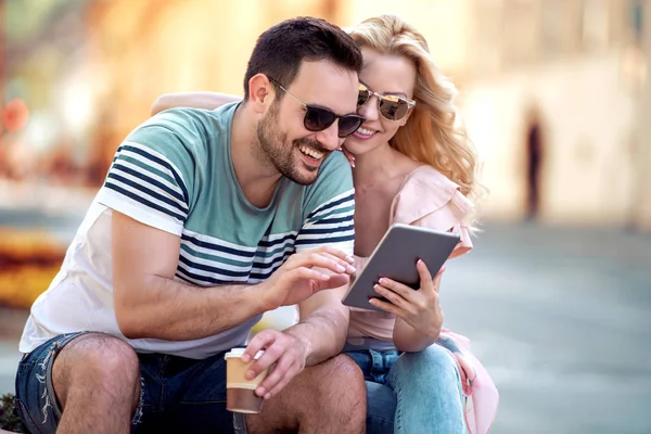 Erkek Kadın Kahve Içme Yaz Aylarında Şehir Parkında Oturan Tablet — Stok fotoğraf