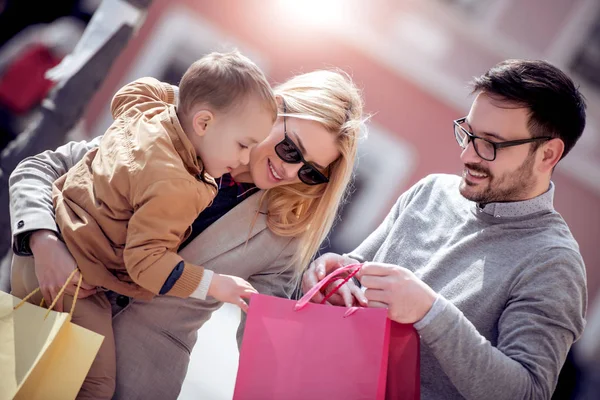Venda Consumismo Pessoas Família Conceito Feliz Com Criança Pequena Sacos — Fotografia de Stock