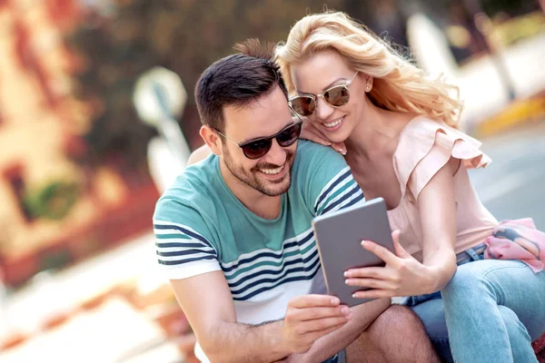 Hombre Mujer Sentados Parque Ciudad Verano Utilizando Tableta — Foto de Stock