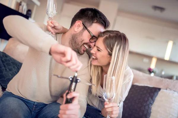 Pareja Romántica Joven Sentada Sofá Sala Estar Beber Vino Disfrutar — Foto de Stock